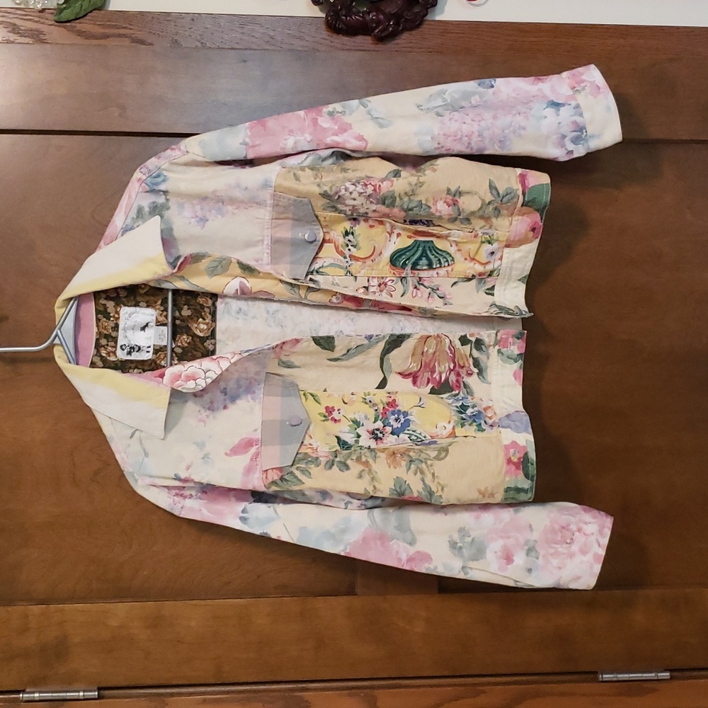 Pastel floral cotton jacket with faux pocket design, waist length.Bin#5